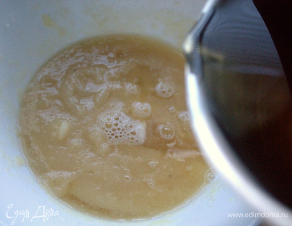 Залить пюре подготовленным сиропом.