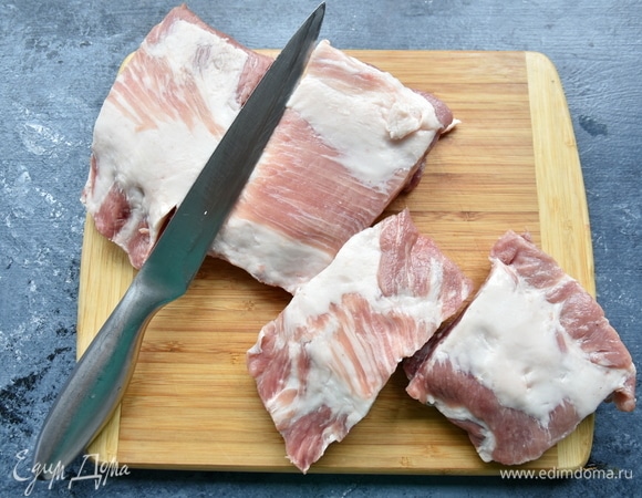 Мясо промыть, обсушить бумажным полотенцем и нарезать по 2–3 ребрышка на порцию.