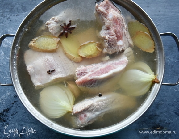 В кипящий бульон выложить подготовленное мясо и варить до полуготовности на среднем огне (приблизительно минут 40).