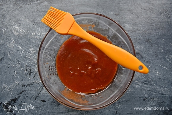 Для соуса барбекю в миске смешать томатный соус, растительное масло, мед, соевый соус, острый перец, сухой чеснок.