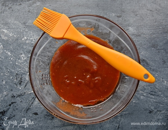 Для соуса барбекю в миске смешать томатный соус, растительное масло, мед, соевый соус, острый перец, сухой чеснок.