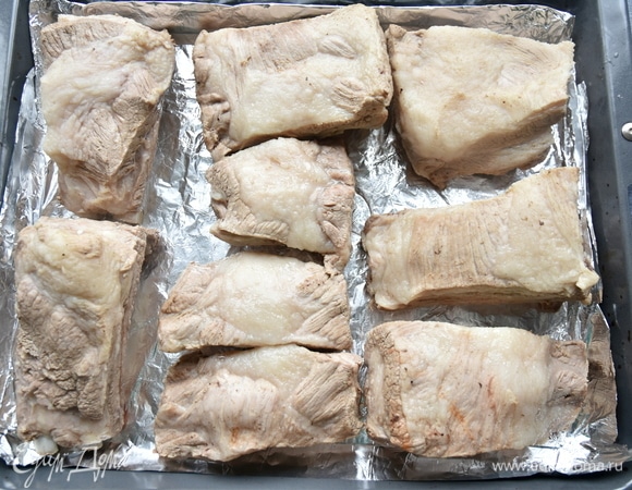 Доведенное до полуготовности мясо выложить из бульона на решетку или противень, застеленный фольгой.