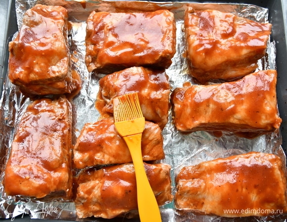 Каждый кусочек обильно смазать подготовленным соусом барбекю. Запекать мясо до красивой карамельной корочки. О готовности ребер подскажет легко отходящее от костей мясо. Для запекания ребер в духовке потребуется минут 40 времени при температуре 190–200°C. За 15 минут до готовности подключить функцию «гриль».