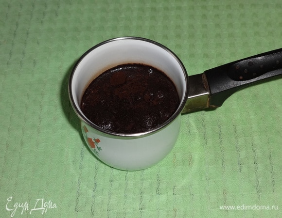 В турку налить отфильтрованной холодной воды, положить кофе, размешать.