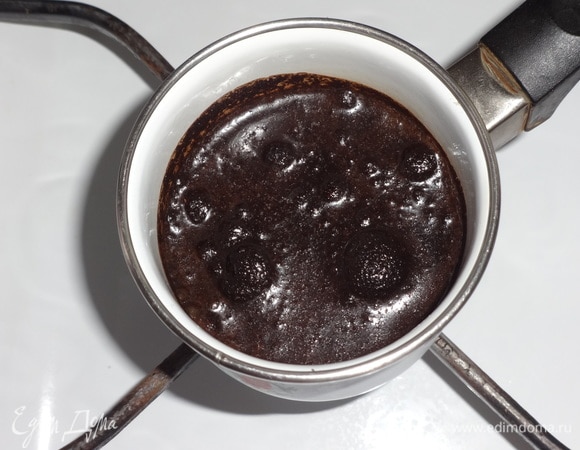 Поставить турку с кофе на медленный огонь и сварить.