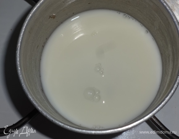 Одновременно поставить молоко на медленный огонь, нагреть.