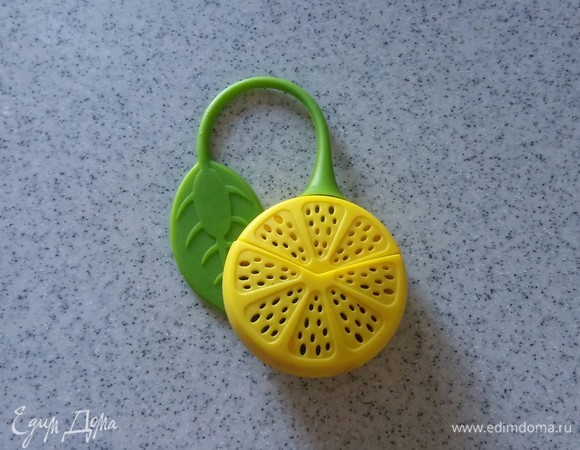 Черный чай насыпаем в ситечко для заваривания.