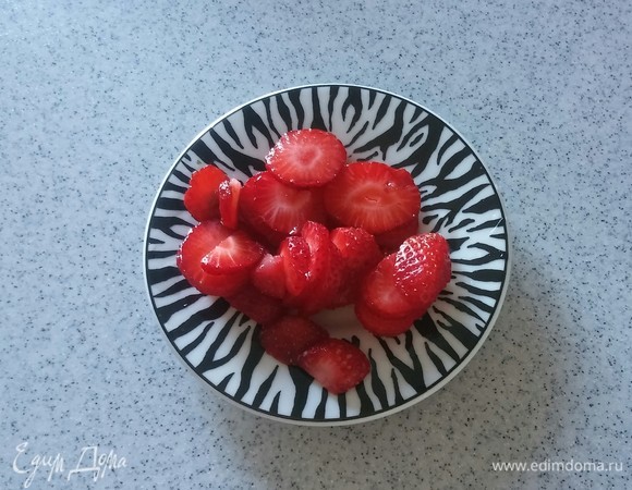Клубнику режем кружочками.