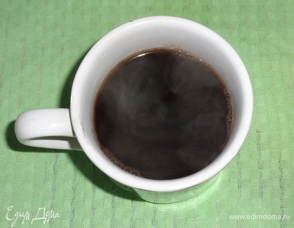 В чашку вылить сваренный кофе.