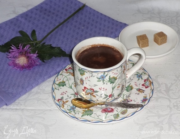 Долить в чашку молоко с шоколадом. Сразу же подать напиток к столу. По вкусу можно добавить сахар. Угощайтесь! Приятного аппетита!