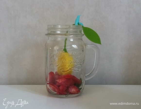 В кружку кладем мяту, нарезанную клубнику и ситечко с чаем.