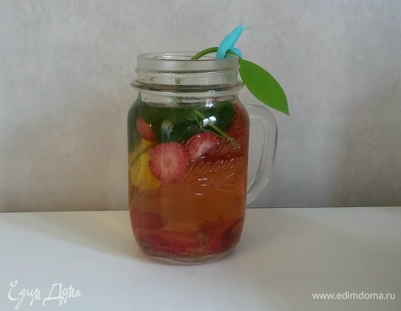 Кипятим воду и затем наливаем в кружку. Ждем 2–3 минуты, пока чай заварится. Приятного аппетита!