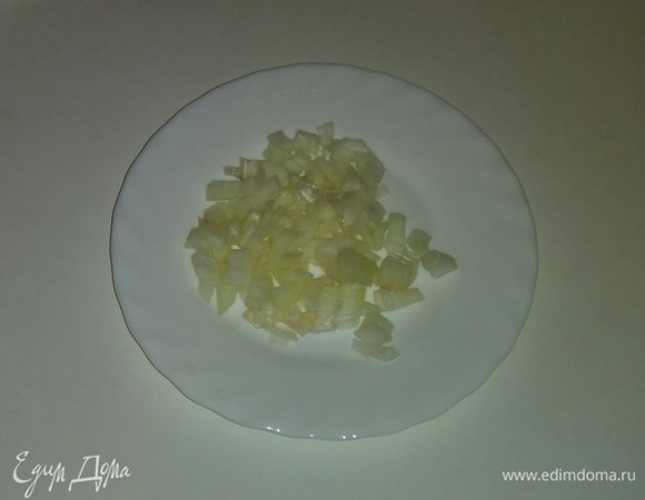 Репчатый лук тоже режем мелкими кубиками.