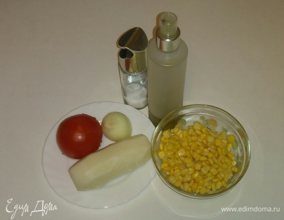 Подготавливаем все необходимые ингредиенты. Поскольку кукуруза для салата использется консервированная, то жидкость из банки выливаем, так как она не понадобится. Овощи чистим и моем. Можно приступать к приготовлению салата.