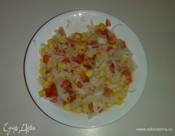 Нарезанные овощи, натертый дайкон и кукурузу кладем в глубокую емкость. Затем добавляем туда соль и оливковое масло. Вcе перемешиваем вместе. Приятного аппетита!