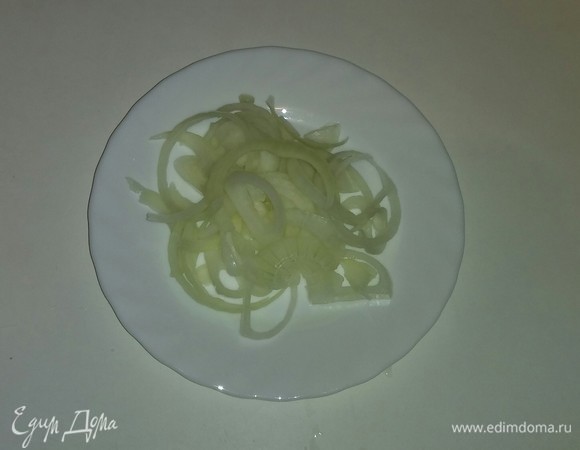 Репчатый лук режем кольцами.