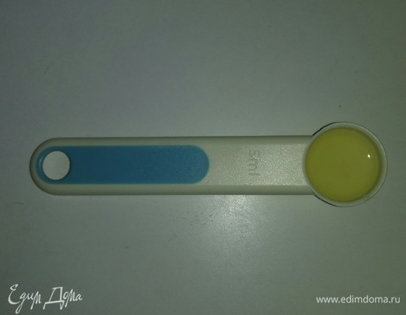 Из дольки (кружочка) лимона выжимаем сок. Получается 5 миллилитров, и этого количества достаточно для дальнейшего маринования лука.