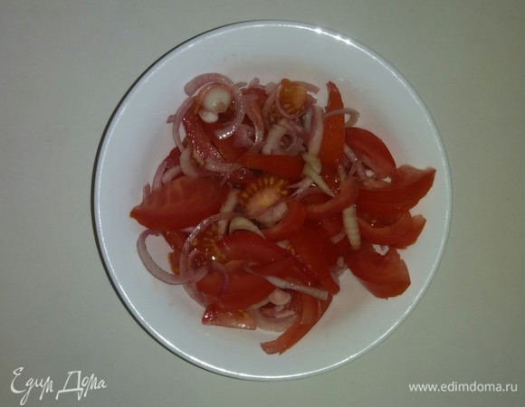 В отдельную емкость кладем нарезанные помидоры, маринованный лук и добавляем соль. Все перемешиваем, и салат готов. Приятного аппетита!