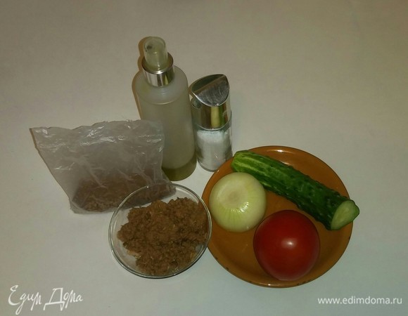 Подготовим необходимые ингредиенты. Для салата я использую консервированного тунца в собственном соку, но сок из баночки нужно слить (он не понадобится).