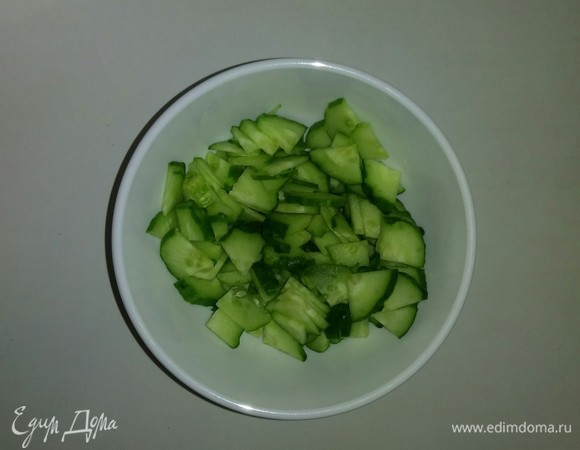 Огурец нарезаем треугольничками.