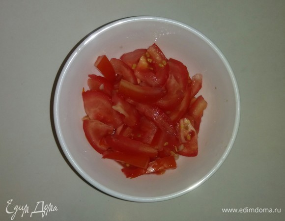 Помидор режем дольками и разрезаем их еще раз пополам.