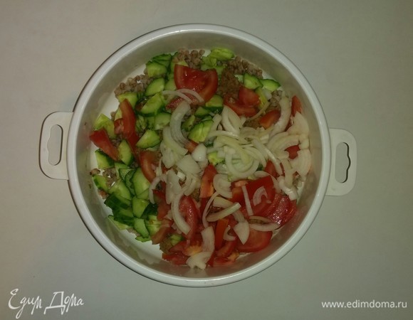 В емкость к гречке добавляем нарезанные овощи, консервированного тунца, оливковое масло и соль. Перемешиваем все вместе. Ставим на 20 минут в холодильник. Приятного аппетита!