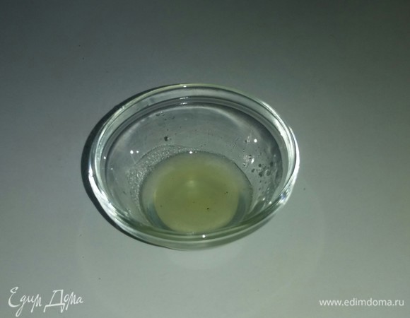 Из дольки (кружочка) лимона выжимаем сок. Получается около 5 мл — этого количества достаточно для приготовления маринада.