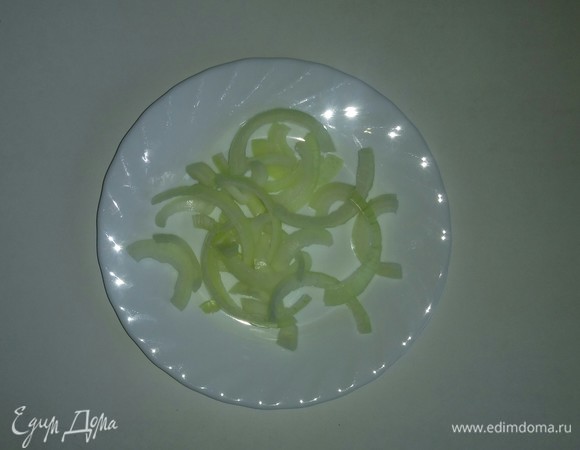 От головки репчатого лука отрезаем два кольца и затем разрезаем их пополам. Этот лук пойдет в маринад для мяса, а остальная часть лука пригодится для приготовления шашлыка.