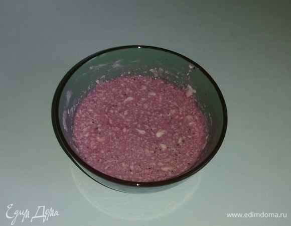 Готовим маринад. Для этого в пиалке смешиваем лимонный сок, красное полусладкое вино, майонез и аджику (или приправу для мяса).