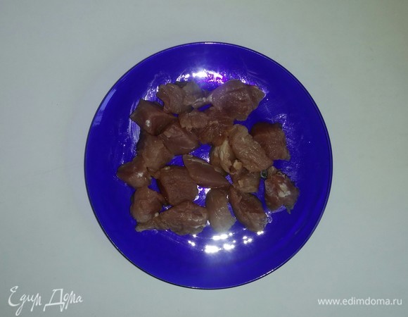 Мясо нарезаем крупными кусочками.