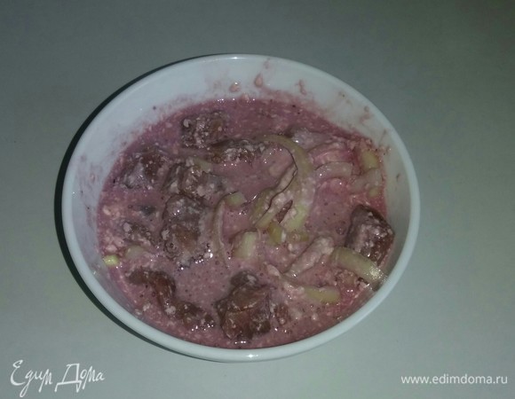 Кладем мясо в глубокую емкость и заливаем маринадом, а затем добавляем нарезанный лук. Затем закрываем емкость пищевой пленкой и убираем на 4 часа в холодильник для маринования.