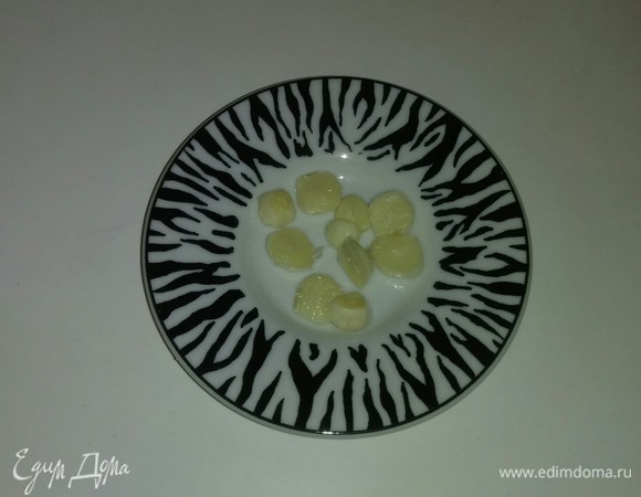 Зубчики чеснока нарезаем толстыми кусочками.