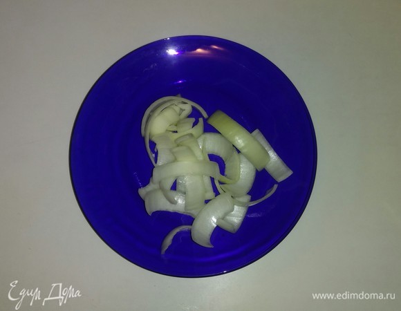 Оставшуюся часть репчатого лука нарезаем толстыми полукольцами толщиной 1–1,5 см.