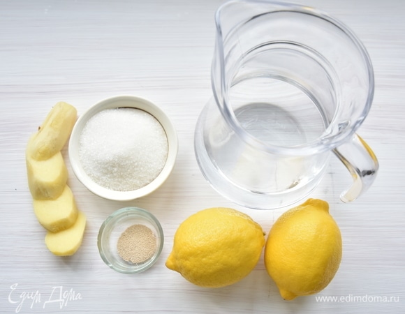 Подготовить необходимые продукты. На данном этапе понадобится 300 мл фильтрованной воды и корень имбиря (примерно 5 см).