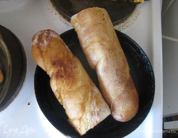 Багет подогреть на оливковом масле до хрустящей корочки.