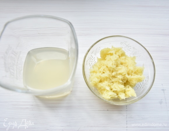 Корень имбиря очистить и натереть на мелкой терке. Из лимонов выжать сок.