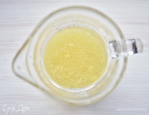 300 мл воды довести до кипения. Влить в подготовленную стеклянную емкость. Растворить в ней сахар и добавить натертый имбирь. Оставить смесь до полного остывания.