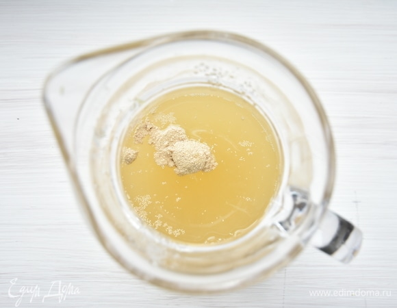 Когда настой имбиря остынет примерно до 30°C, всыпать сухие быстродействующие дрожжи и размешать до полного их растворения. Добавить сок лимона.