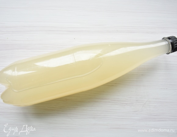 В настой имбиря долить фильтрованную воду (чтобы общий объем составил 2 л). Перелить жидкость в пластиковую бутылку. Оставить ее в теплом темном месте на 2 суток. Если в комнате не совсем тепло, процесс может затянуться. О готовности напитка подскажет уплотнение бутылки и ее раздувание. Перенести бутылки в холодильник для полного вызревания (24–48 часов). Осталось аккуратно открыть пробку (осторожно: напиток под давлением может пойти через край бутылки). Процедить имбирный эль через несколько слоев марли. Разлить в емкости для хранения и герметично закрыть крышками. Хранить готовый имбирный эль в холодильнике.