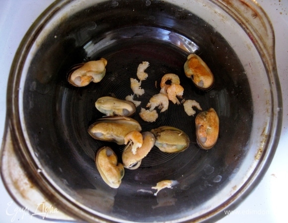 Варим мидии и креветки. Заливаем соусом из сливок, творога, соевого соуса, томатной пасты и приправляем по вкусу, я еще добавила сок грейпфрута.