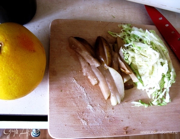 Нарезаем молодую капусту и грушу тонкими полосками, нарезаем лук и приправляем грейпфрутом. Выкладываем розмарин и маленькие кусочки французского сыра с плесенью.