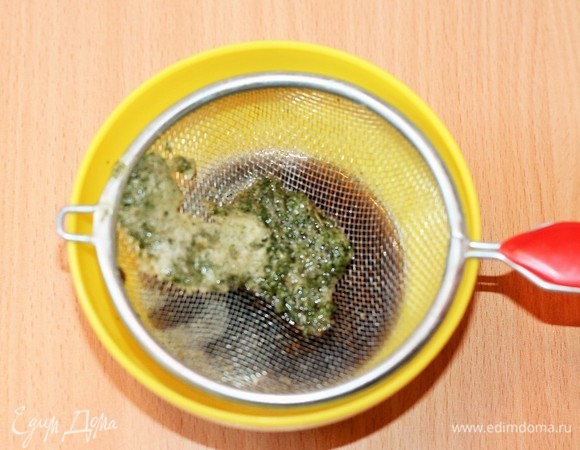 Процедите полученное пюре через сито, чтобы отфильтровать кусочки зелени.