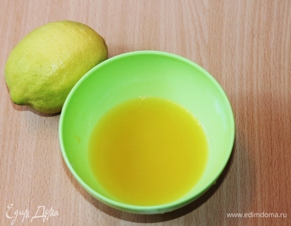 Отдельно выжмите сок из лимона и апельсина.