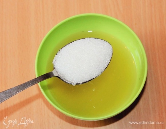 Смешайте фруктовый сок с сахаром и небольшим количеством воды.