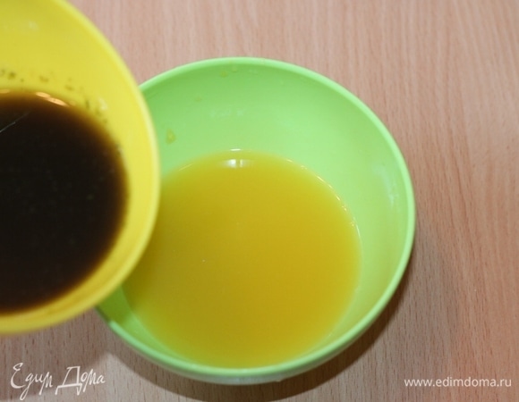 Соедините процеженную мятную массу со сладким лимонно-апельсиновым соком, перемешайте.