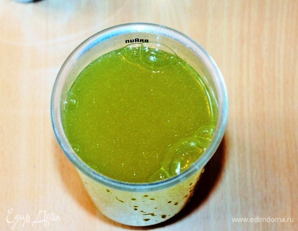 Долейте минеральной воды (газированная или не газированная — по желанию) и еще раз перемешайте.