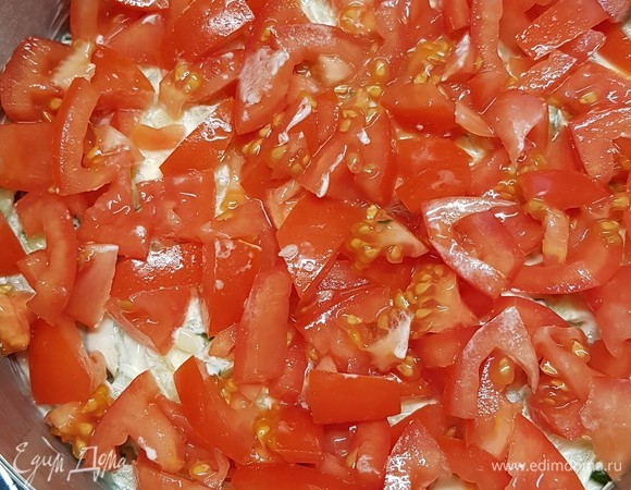 Помидоры нарезать маленькими кусочками и выложить на огурец, смазать майонезом.