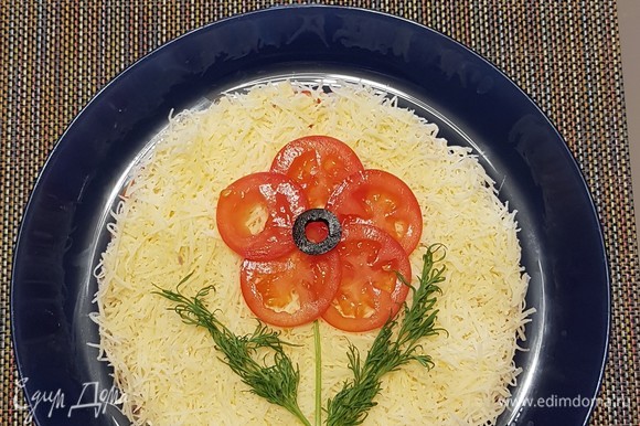 Сыр натереть на мелкой терке и выложить сверху помидор. Украсить по своему желанию. Поставить в холодильник, чтобы пропитался.