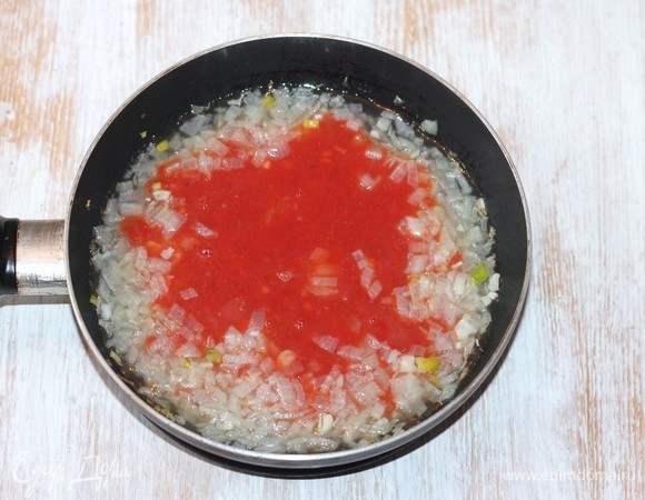 В 200 мл теплой кипяченой воды размешать 5–6 ст. л. томатного кетчупа. Обжаренные лук и чеснок залить томатным соусом, перемешать и тушить на медленном огне минут 5.