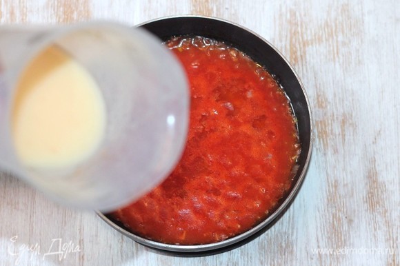В 100 мл воды развести 1 ч. л. горчицы и 2 ч. л. сахарного песка. В томатный соус добавляем раствор горчицы, соль, красный и черный перец, перемешиваем и тушим на медленном огне в течение 5 минут.